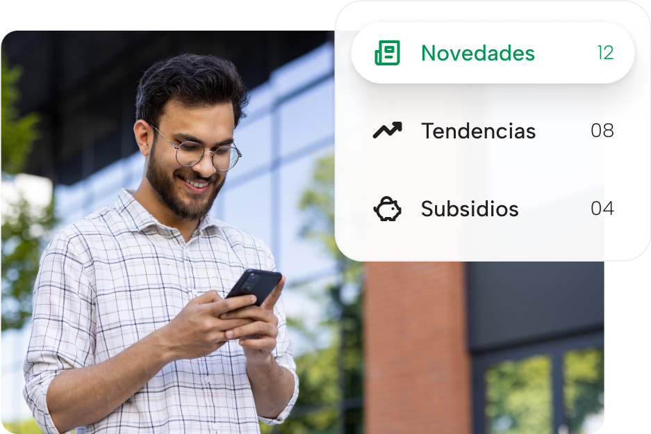 Hombre leyendo noticias del sector inmobiliario desde su celular en el sitio Enlace Informa