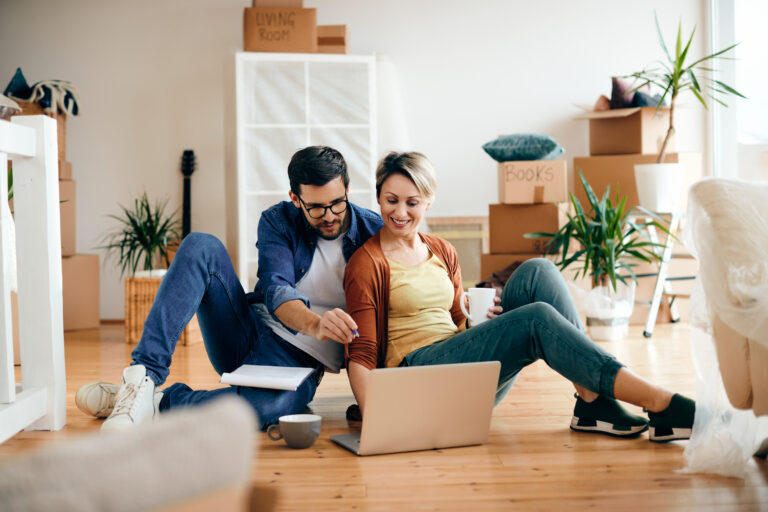 Pareja feliz planificando su nuevo hogar con ayuda del subsidio leasing habitacional