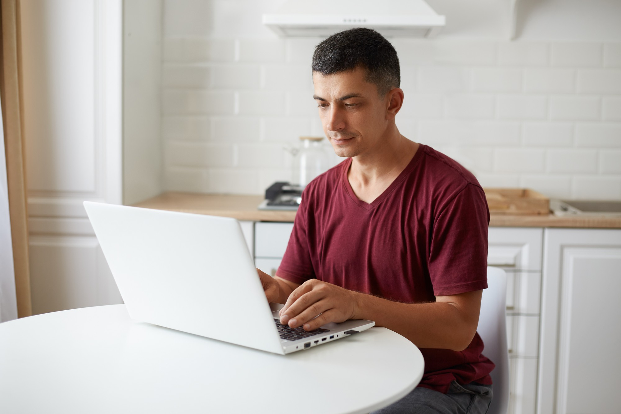 Hombre revisando proyecciones de inversión inmobiliaria en su computador desde casa