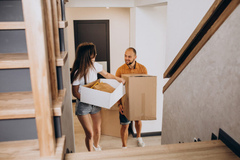 Pareja joven mudándose a su nueva vivienda gracias a un subsidio habitacional en Chile