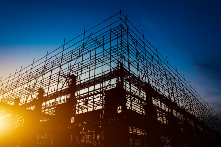 Estructura de construcción en crisis al atardecer, simbolizando la incertidumbre del sector inmobiliario en Chile