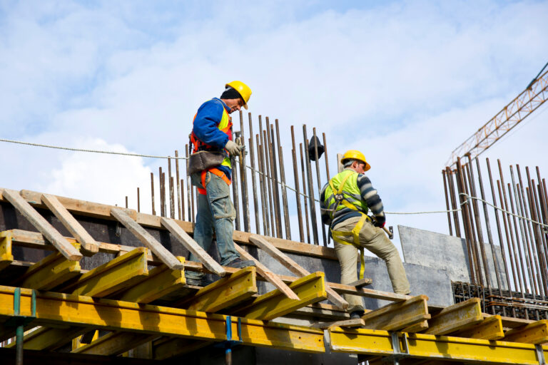 Trabajadores de la construcción en faena, reflejando el impacto del déficit de empleo en el rubro