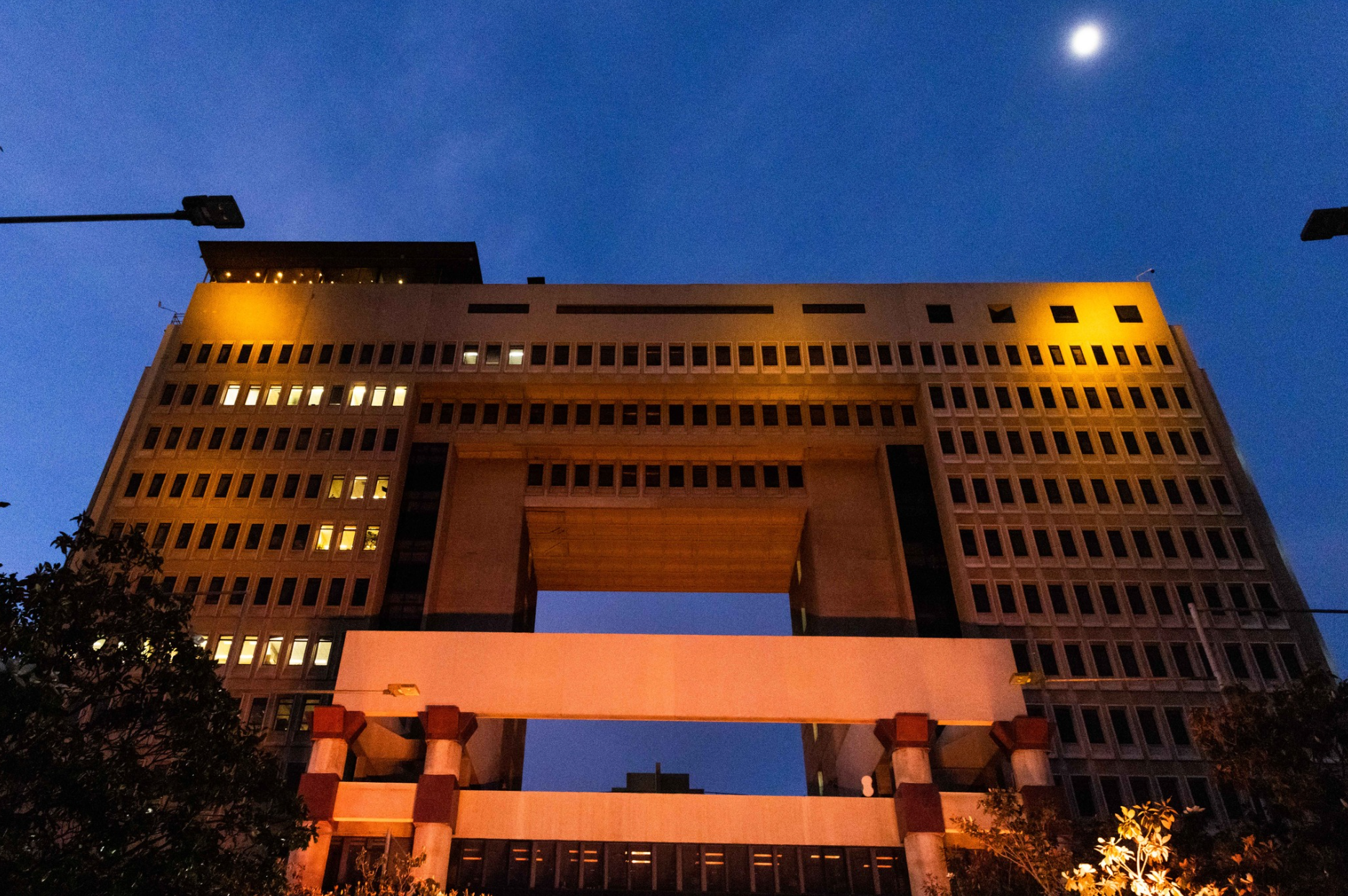 Congreso Nacional de Chile iluminado al anochecer, escenario del debate por la reforma del crédito IVA a constructoras