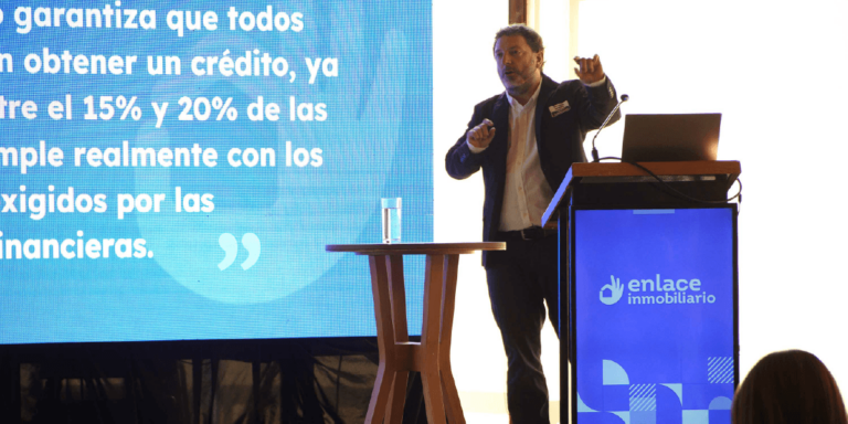 Sergio Barros presentando nueva red de portales de Enlace Inmobiliario en evento oficial
