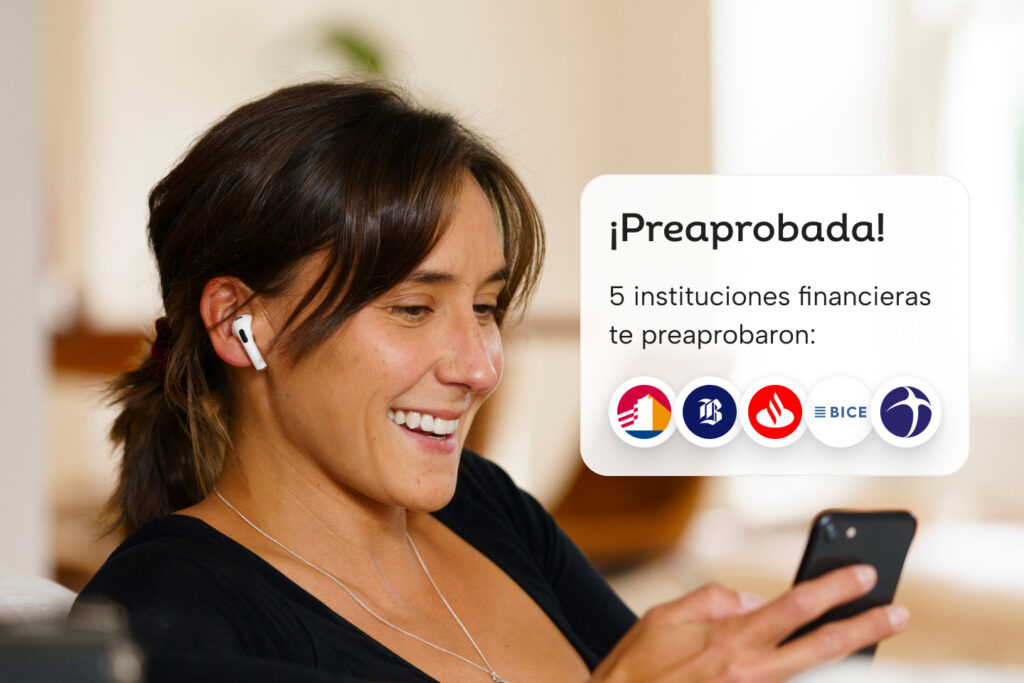 Mujer recibiendo aprobación de crédito hipotecario desde su celular gracias a Enlace Inmobiliario