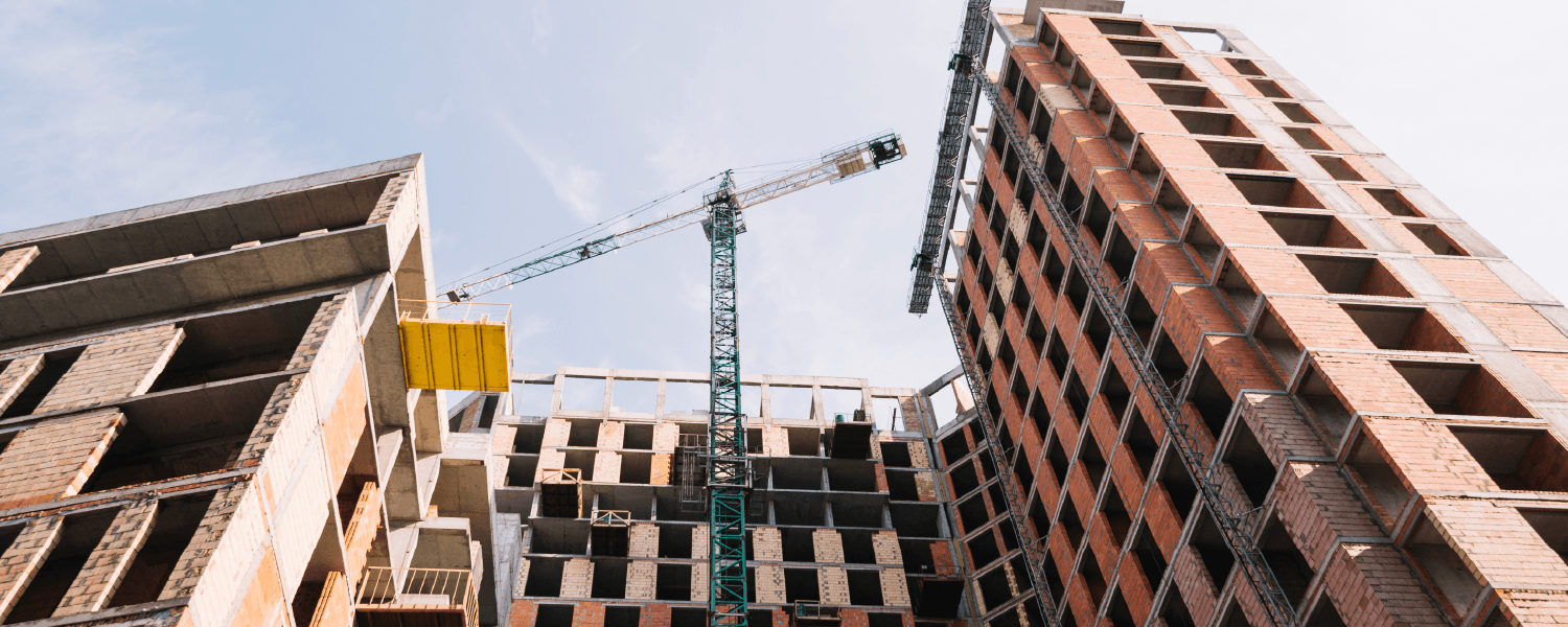 Construcciones en proceso con grúas y edificios sin terminar
