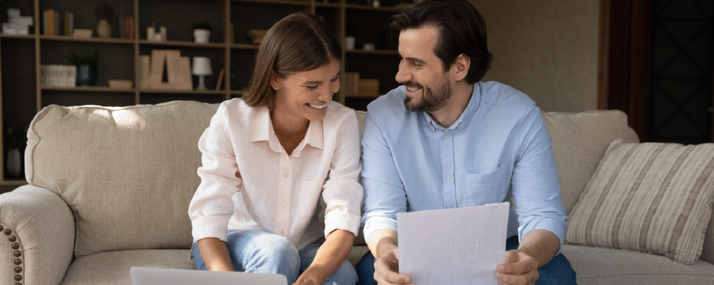 Pareja revisando papeles sobre subsidio hipotecario 2025 en casa