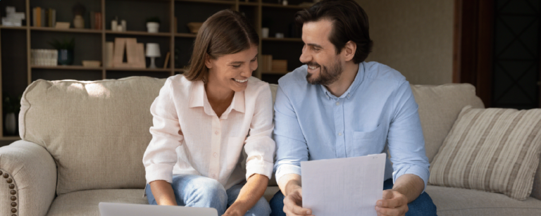 Pareja revisando papeles sobre subsidio hipotecario 2025 en casa