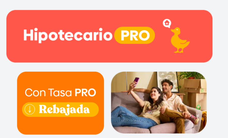 Pareja feliz tomando selfie en su nuevo hogar con cajas de mudanza