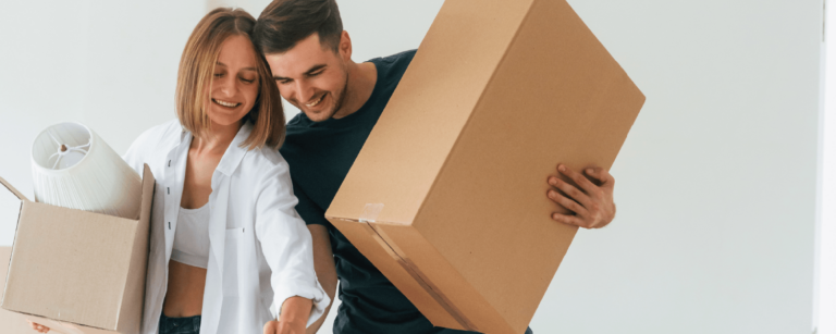 Familia feliz, lista para cambiarse a su nuevo hogar, luego de aclarar dudas sobre subsidio de vivienda