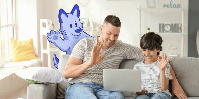 Padre e hijo revisando en laptop la postulación subsidio habitacional 2026 desde casa