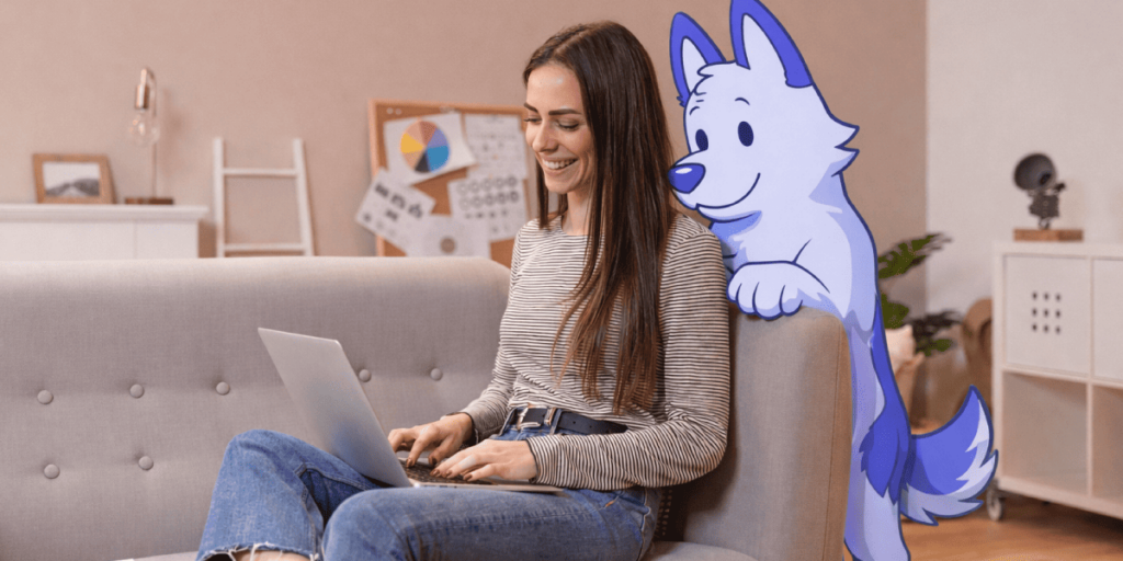 Mujer joven sentada en un sofá usando un computador portátil para buscar información sobre compra de vivienda, acompañada de un asistente virtual animado