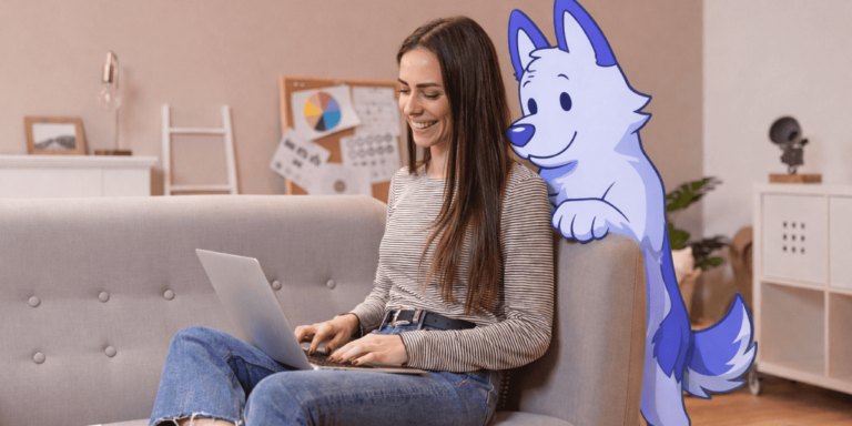 Mujer joven sentada en un sofá usando un computador portátil para buscar información sobre compra de vivienda, acompañada de un asistente virtual animado